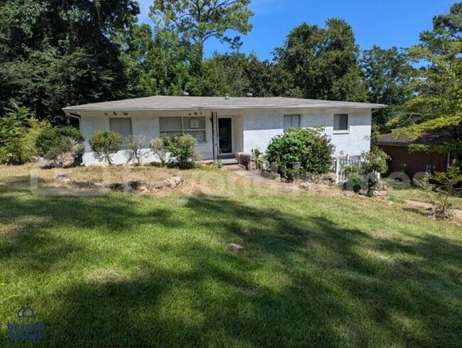 Building Photo - Spacious 3-bedroom, 1.5-bath home availabl...