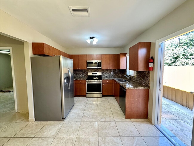 Photo - 6133 Buchanan St