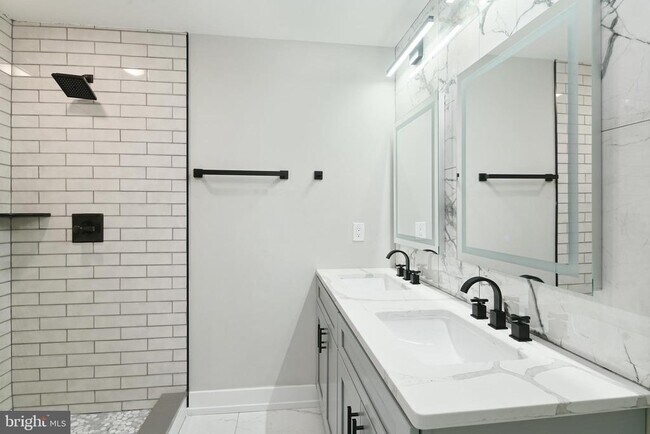 Photo - 411 W Hewson St