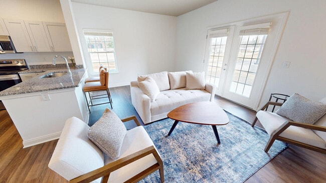 La sala de estar de Jane es espaciosa, con puertas dobles hacia el patio/balcón privado. - Westgate on Third
