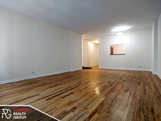 Building Photo - 4600 N Clarendon Ave Unit 1405