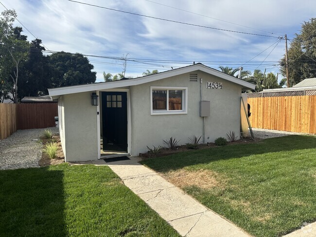 Beautiful newly remodeled rear home - 1453 Newport Ave Rental