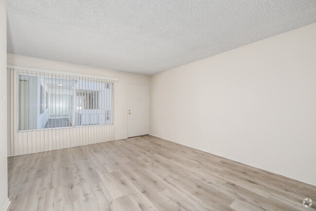 1BR, 1BA - 700SF - Living Room