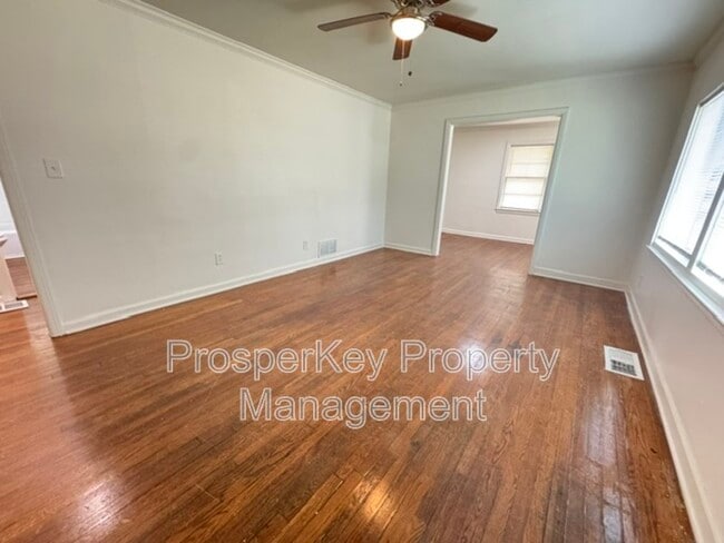 Photo - 340 Adelle St SE