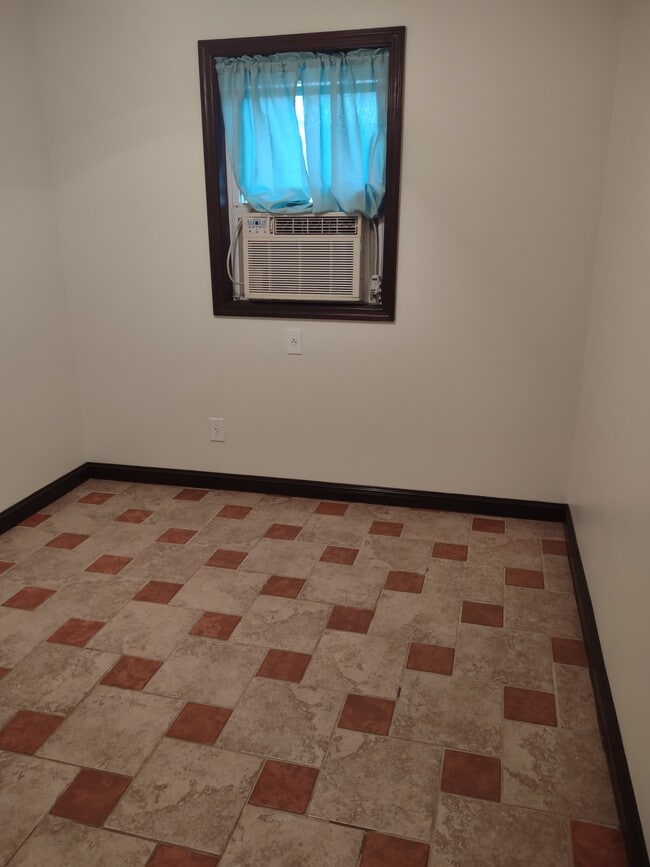 Photo - 356 W 9th St