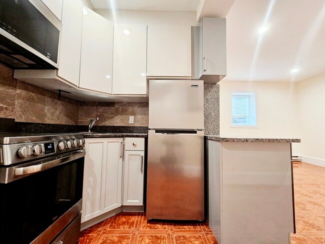 Building Photo - 71 Babcock St Unit 7