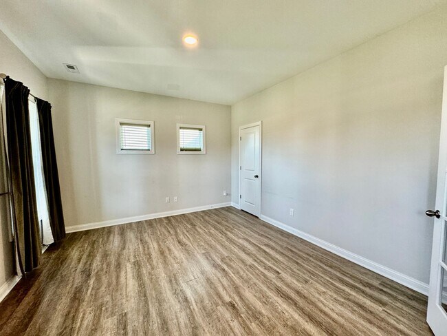 Photo - Beautiful 3 Bedroom home offering 1/2 OFF ...