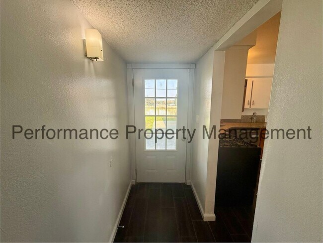 Photo - Cute 3 Bed/2 Bath Home in Taft w/ $0 Deposit Option