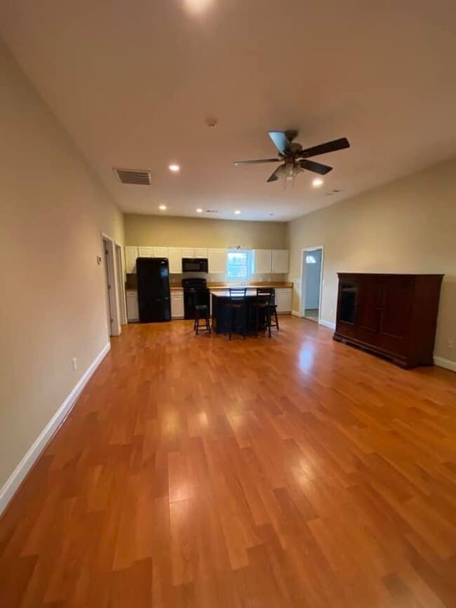 Building Photo - 3 Bed Home with 4 Car Garage!