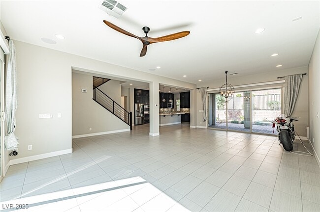 Photo - 6465 Farness St