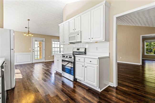 Photo - 815 Village Pl