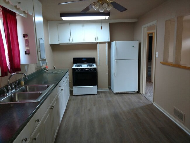 Photo - Move in SPECIAL. 1/2 off first full months...