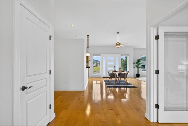 Photo - 5208 Doon Way