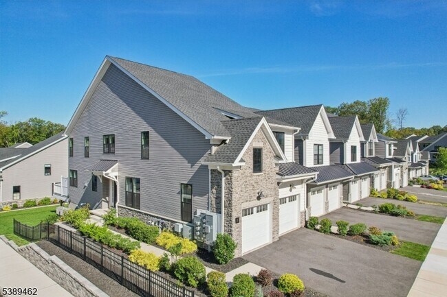 Photo - 2 Lawrence Ln