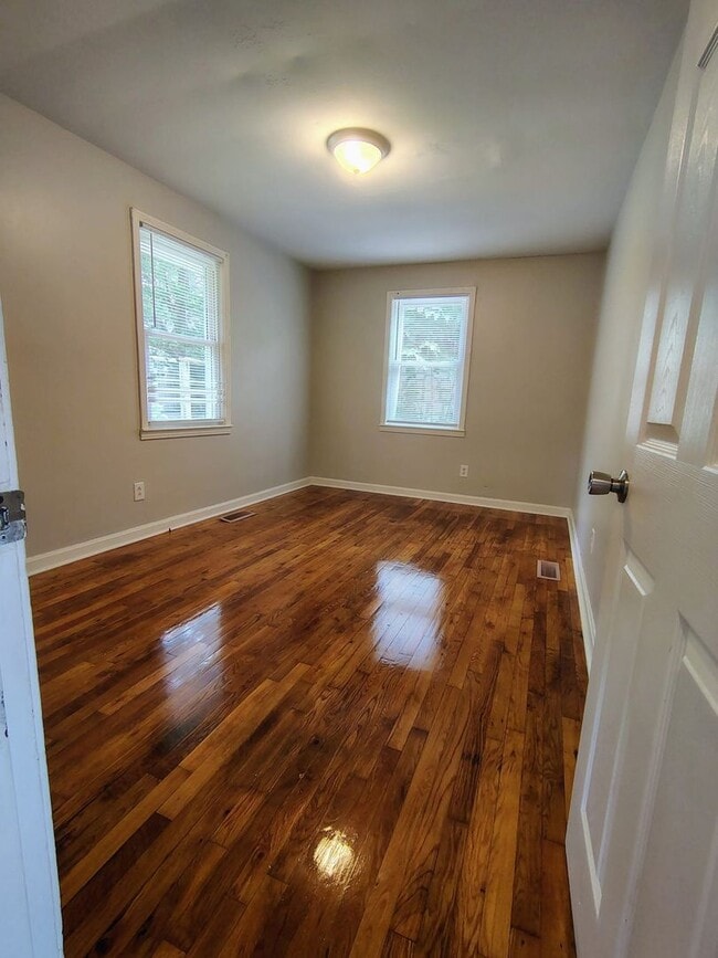 Building Photo - Three Bedroom, One Bath