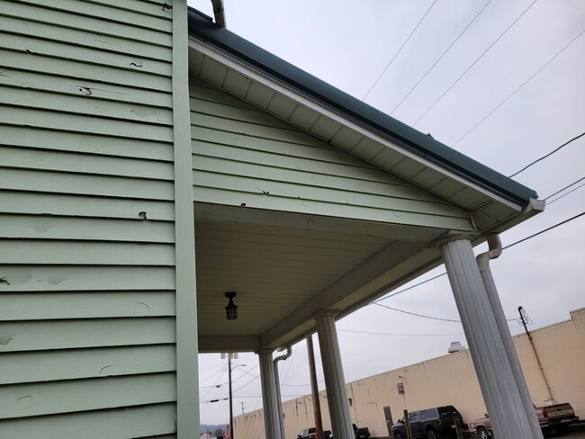 Building Photo - 715 Chester Ave