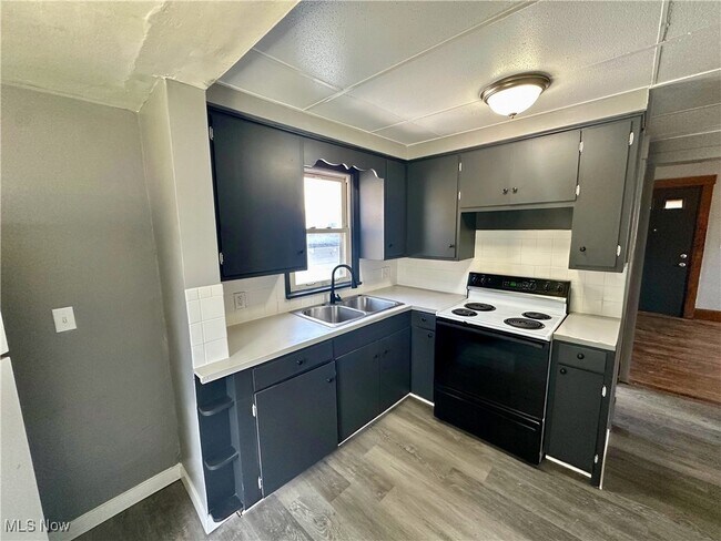 Photo - 323 Belden Ave NE