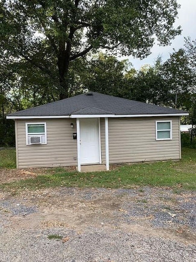 Building Photo - Charming 2 Bedroom Pet Friendly Home!!