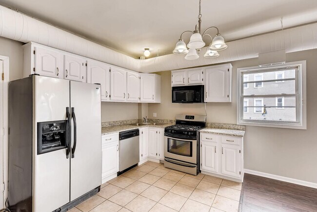 Kitchen - 2000 W Roscoe St Unit 2F