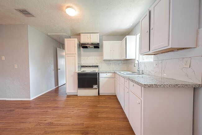 Building Photo - Affordable spacious 4bed/2bath single-fami... Rental