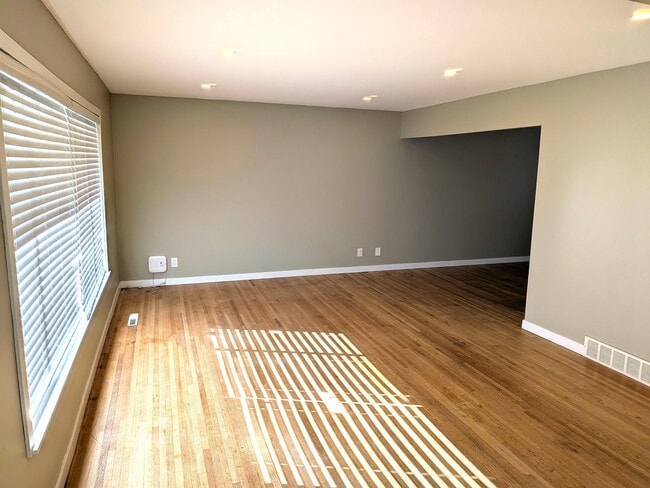 Photo - 9715 Carleton St