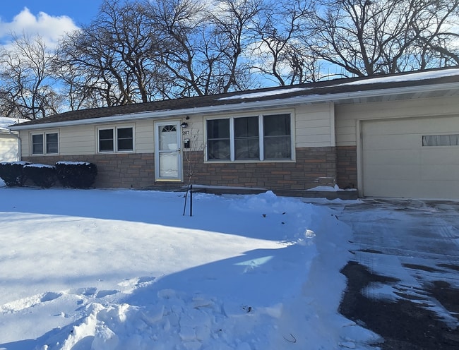 Building Photo - South Shores! 3 bedroom, 1 bath, 2 car garage!