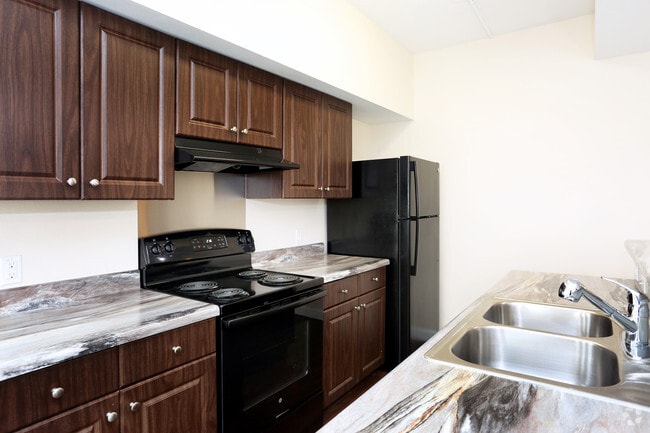 The Tres- 3BD/2BA - 1172 SqFt - Kitchen