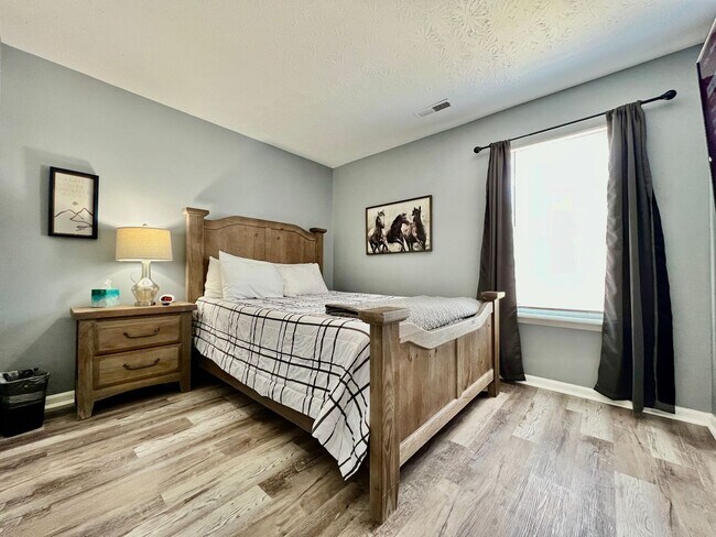 Photo - 3 bedroom home w/ privately fenced yard + hot tub.