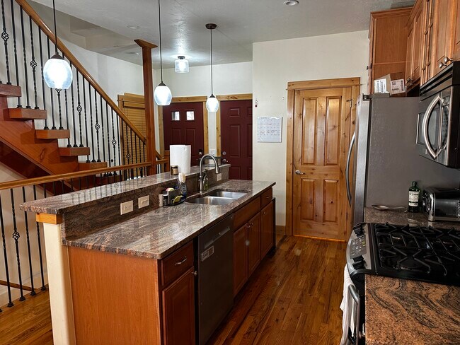 Photo - 3057 Aspen Leaf Way