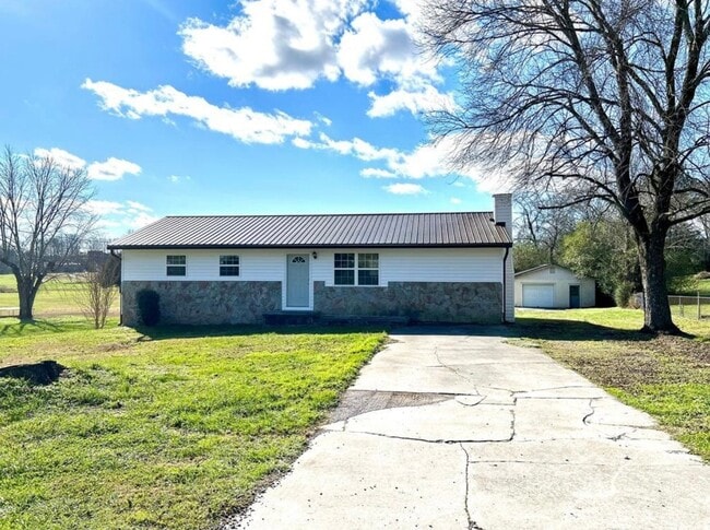 Building Photo - 136 Golf Dr SE