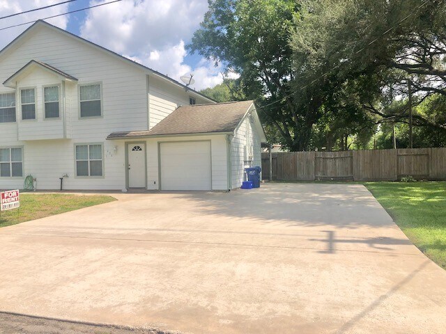 Photo - 404 Peach St