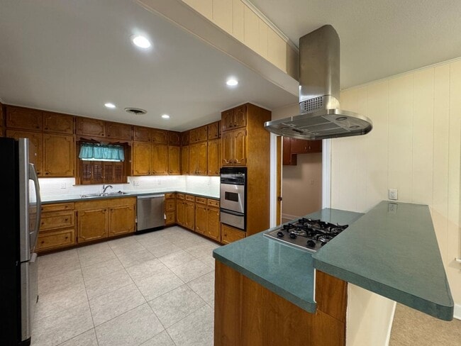 102 E Park Ave