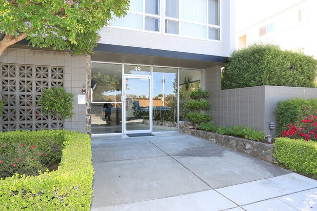 Puerta principal - 36th Avenue Apartments