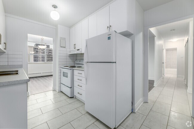 2BR, 1BA - 980SF - Kitchen