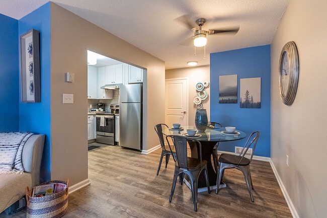 Dakota - Living Room - Ridgewood Apartments