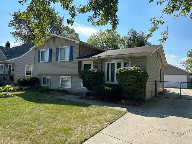 Photo - 3461 Thomas Ave