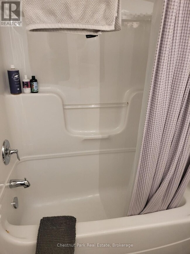 Photo - 100 Fairway Crescent