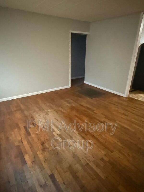 Photo - 806 W 2nd St