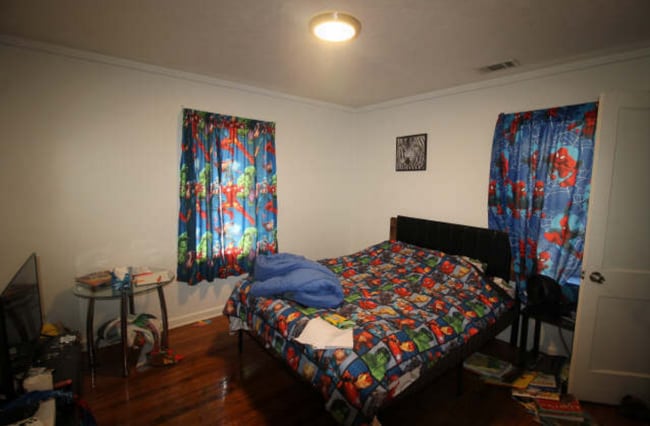 Photo - 1631 Longfield Ave