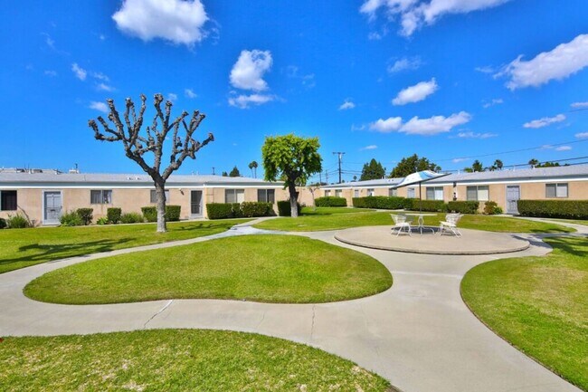 Townhome 2 bed 1.5 Bath in Anaheim