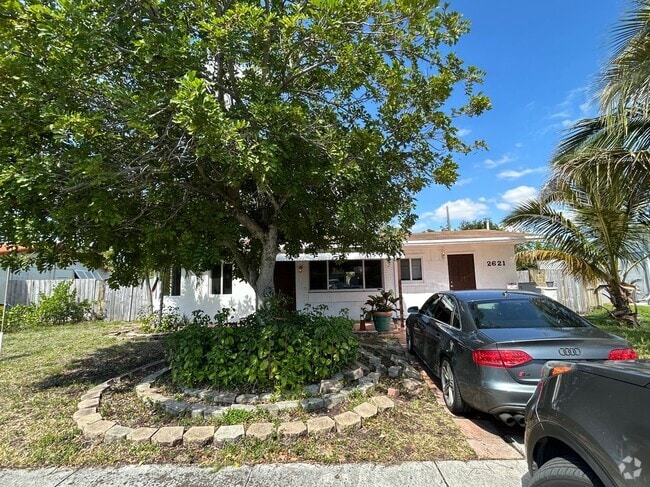 Building Photo - 2621 NE 9th Terrace Rental