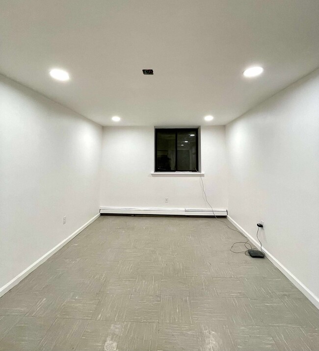 Building Photo - 4152 71st St Unit 1 bedroom apartment