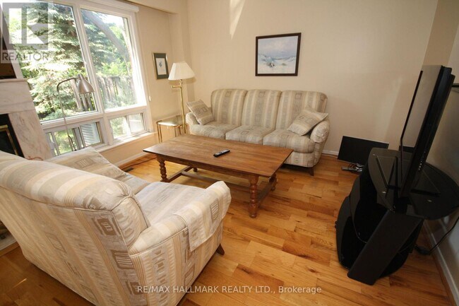 Photo - 70 English Ivyway