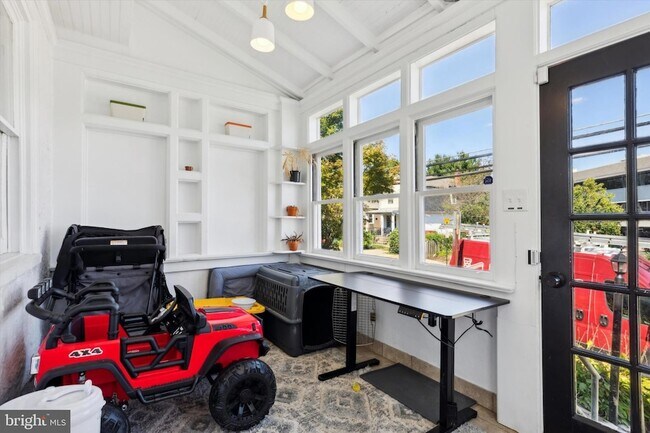 Photo - 322 Woodbine Ave