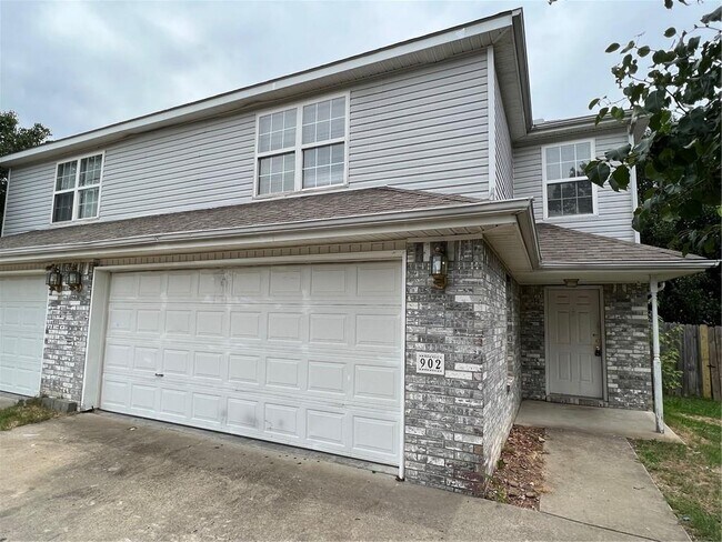 Photo - 902 Larkspur Ln Townhome