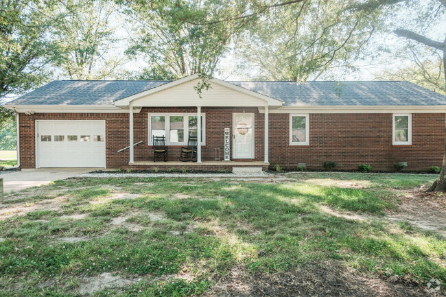 Building Photo - "Charming 3-Bedroom Home in Dresden: Spaci...