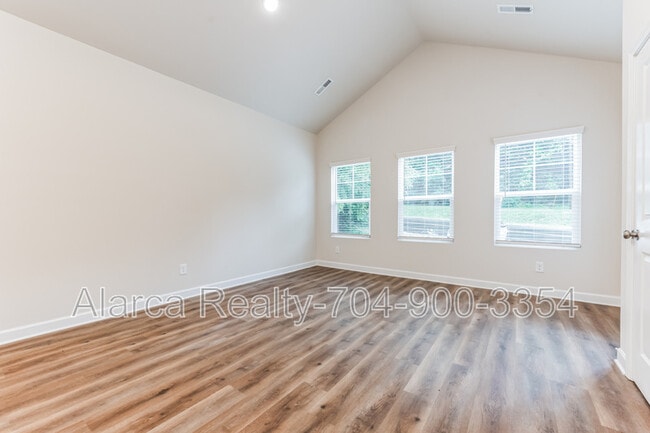 327 W Iredell Ave