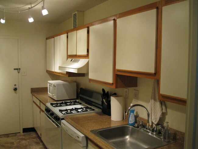 Kitchen - 4401 Roland Ave Unit 104