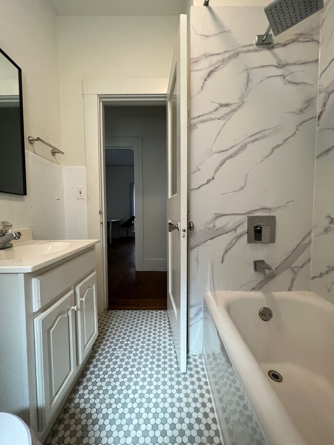 Baño - 1694 Oxford St Unidad B