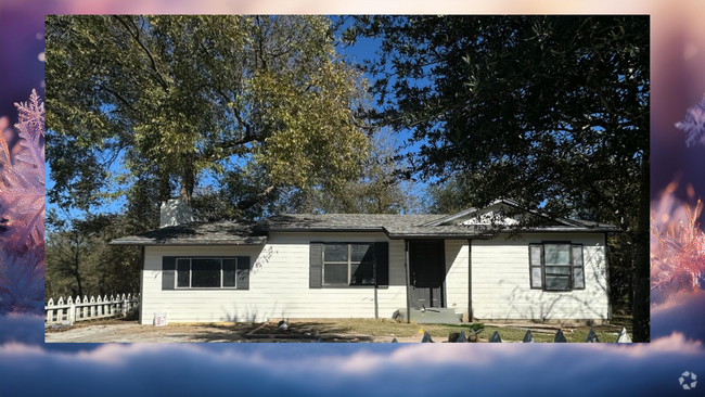 Building Photo - UPDATED and QUAINT 4 Bed, 2 Bath HOME IN C...